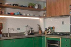 Linda, moderna e alegre cozinha planejada em MDF produzida por Marcenaria Brás