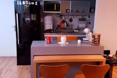 Cozinha Planejada em MDF com mesa retrátil em madeira maciça produzido e criado por Marcenaria Brás