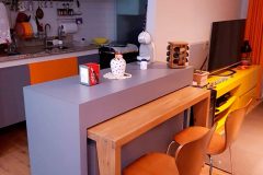 Cozinha Planejada em MDF com mesa retrátil em madeira maciça produzido e criado por Marcenaria Brás