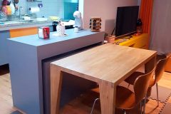 Cozinha Planejada em MDF com mesa retrátil em madeira maciça produzido e criado por Marcenaria Brás