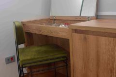 Detalhe da Penteadeira embutida na marcenaria. Aproveitamento de espaço, produzido por Marcenaria Brás