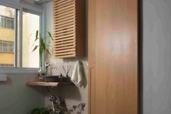 Lavabo em madeira maciça. Pia com design orgânico, caixa protetora de aparelho ripado e porta em produzido Marcenaria Brás