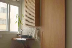 Lavabo em madeira maciça. Pia com design orgânico, caixa protetora de aparelho ripado e porta em produzido Marcenaria Brás