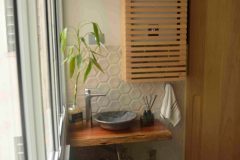 Lavabo em madeira maciça. Pia com design orgânico, caixa protetora de aparelho ripado e porta em produzido Marcenaria Brás