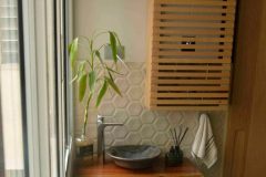 Lindo e criativo lavabo em madeira maciça. Pia com design orgânico e caixa protetora de aparelho ripado produzido Marcenaria Brás