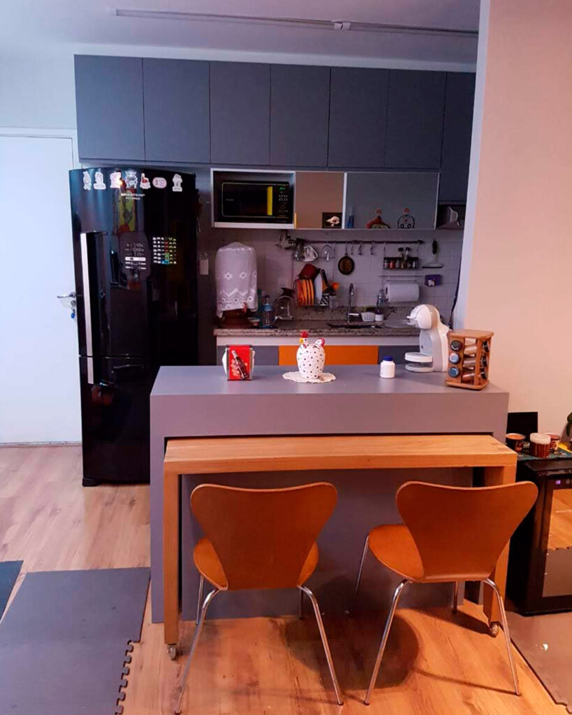 Cozinha Cinza com Mesa Retrátil em Madeira