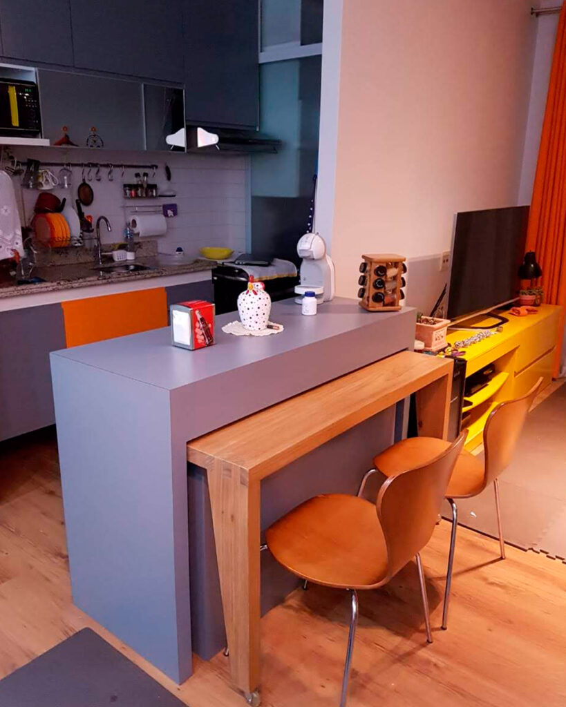 Cozinha Cinza com Mesa Retrátil em Madeira