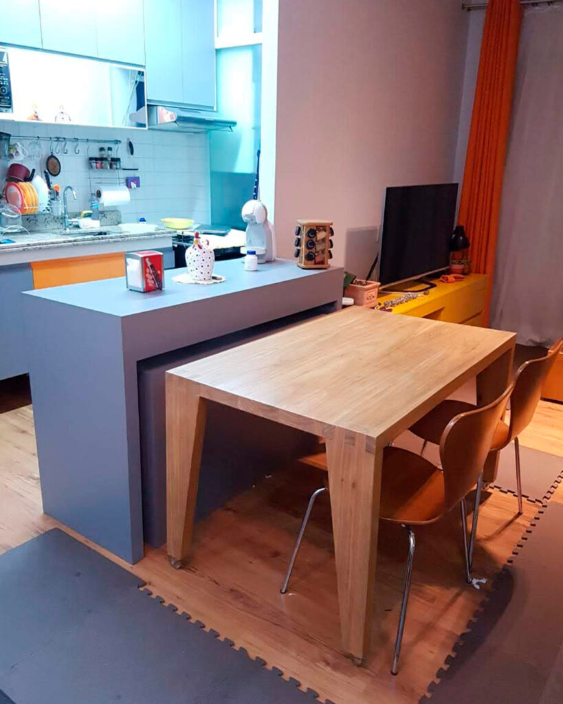 Cozinha Cinza com Mesa Retrátil em Madeira