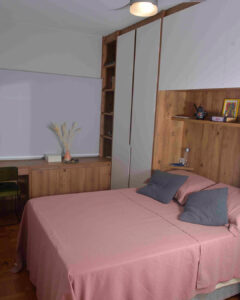 Quarto de casal planejado com cama embutida e penteadeira em MDF produzido por Marcenaria Brás