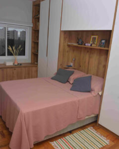 Quarto de casal planejado com cama embutida e penteadeira em MDF produzido por Marcenaria Brás