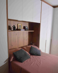 Quarto de casal planejado com cama embutida e penteadeira em MDF produzido por Marcenaria Brás