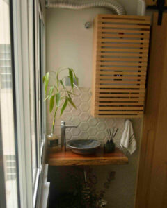 Lindo e criativo lavabo em madeira maciça. Pia com design orgânico e caixa protetora de aparelho ripado produzido Marcenaria Brás